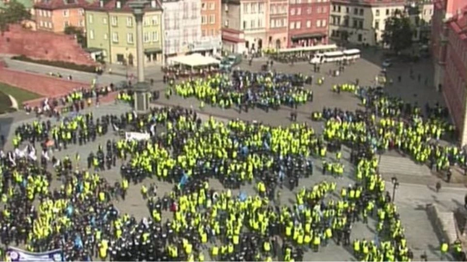 Πολωνία: Χιλιάδες αστυνομικοί και πυροσβέστες διαδήλωσαν στη Βαρσοβία